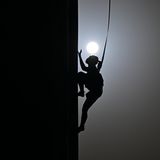 Gold in der Kategorie "Urban & Extreme". Eine Kletterin bei Nacht