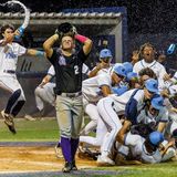 Sportfoto: Ein Baseball-Spieler schlägt enttäuscht die Arme hinter dem Kopf zusammen, dahinter die jubelnden Gegner