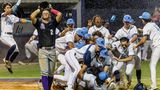 Sportfoto: Ein Baseball-Spieler schlägt enttäuscht die Arme hinter dem Kopf zusammen, dahinter die jubelnden Gegner
