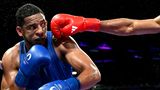 Sportfoto: Ein Boxer kurz bevor er einen Schlag kassiert