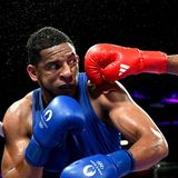 Sportfoto: Ein Boxer kurz bevor er einen Schlag kassiert