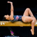 Sportfoto: Zwei Turnerinnen bei den Olympischen Spielen in Paris sind räumlich versetzt