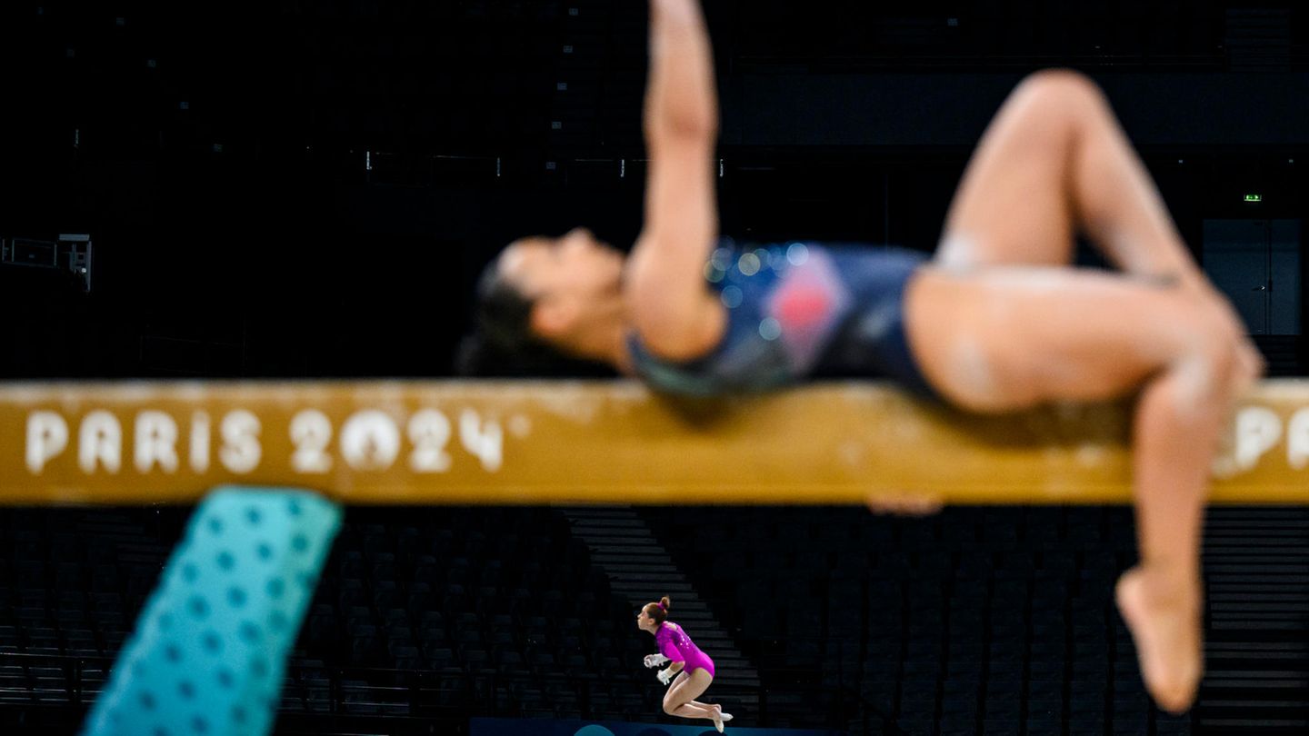 Sportfoto: Zwei Turnerinnen bei den Olympischen Spielen in Paris sind räumlich versetzt