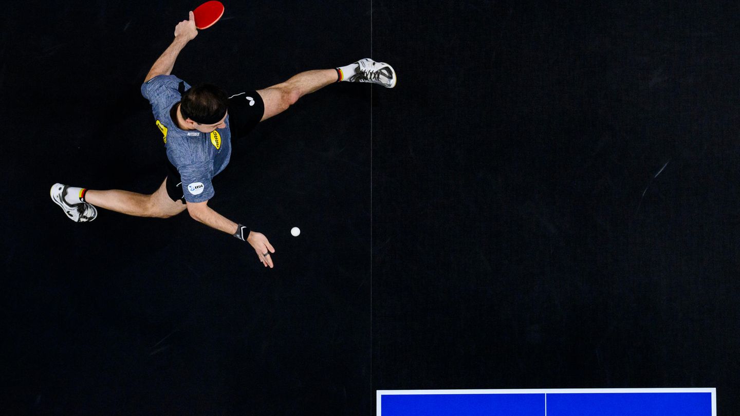 Sportfoto: Ein Tischtennisspieler von oben