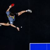 Sportfoto: Ein Tischtennisspieler von oben