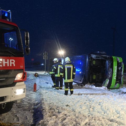 Brandenburg: Ein Flixbus liegt auf der Seite