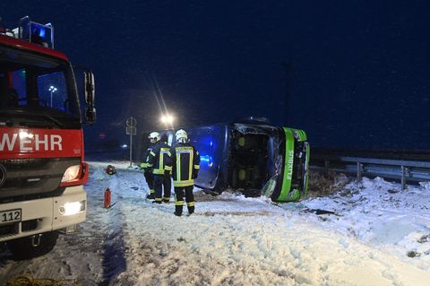 Brandenburg: Ein Flixbus liegt auf der Seite