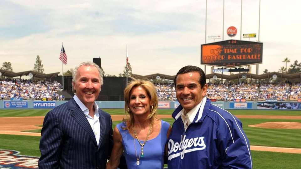 Frank und Jamie McCourt posieren mit dem damaligen Bürgermeister von Los Angeles Antonio Villaraigosa beim Eröffnungsspiel der US-Baseball-Saison in 2009