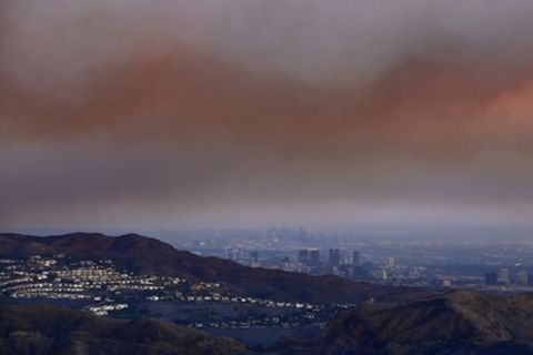 Rauchschwaden infolge der Waldbrädne über Los Angeles