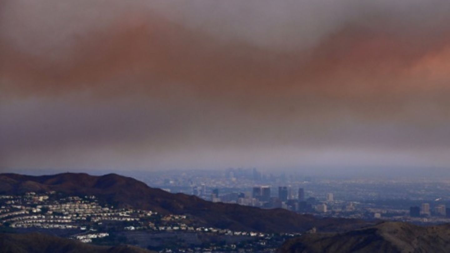 Rauchschwaden infolge der Waldbrädne über Los Angeles