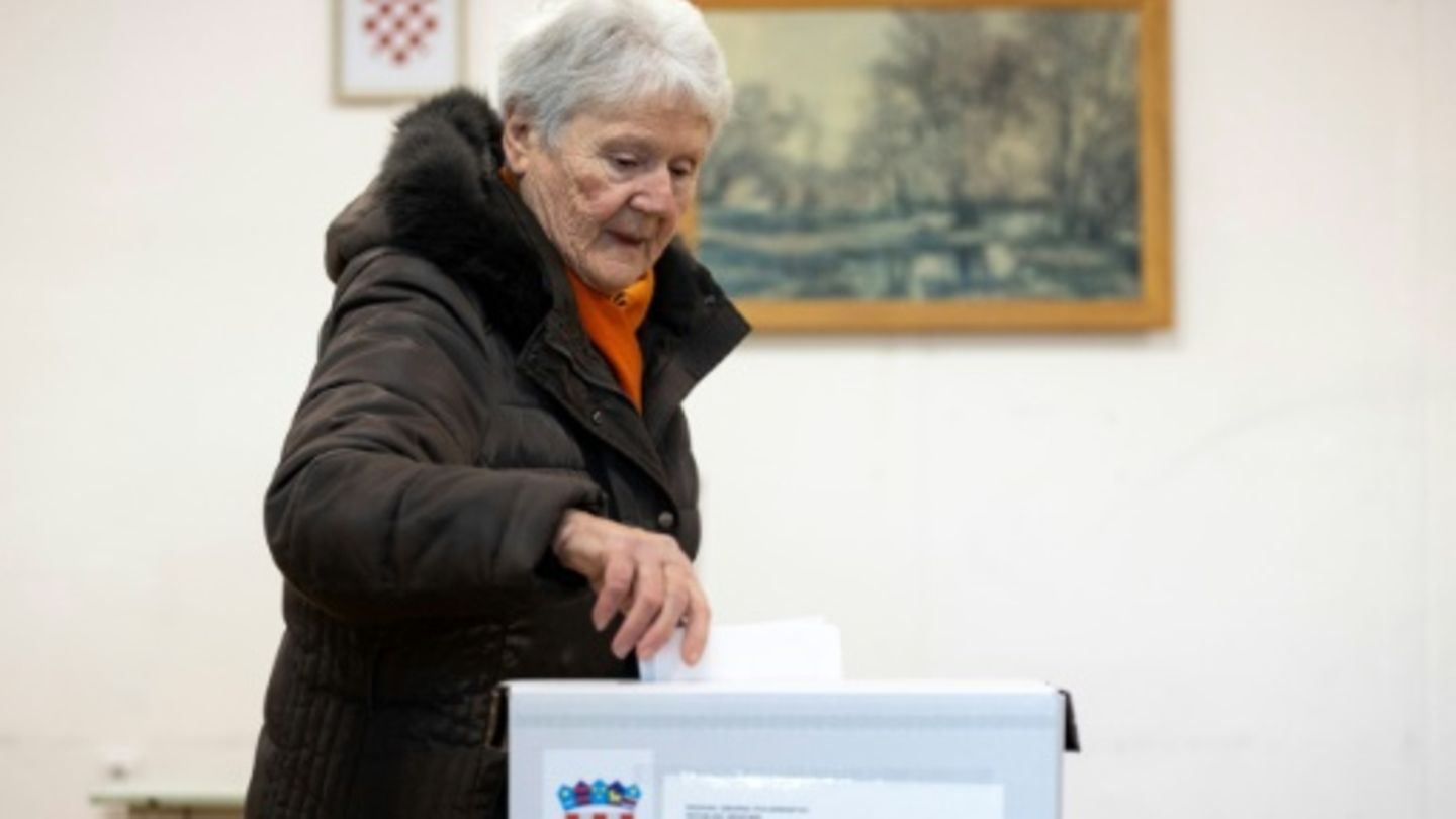 Wählerin bei der Stimmabgabe in Zagreb