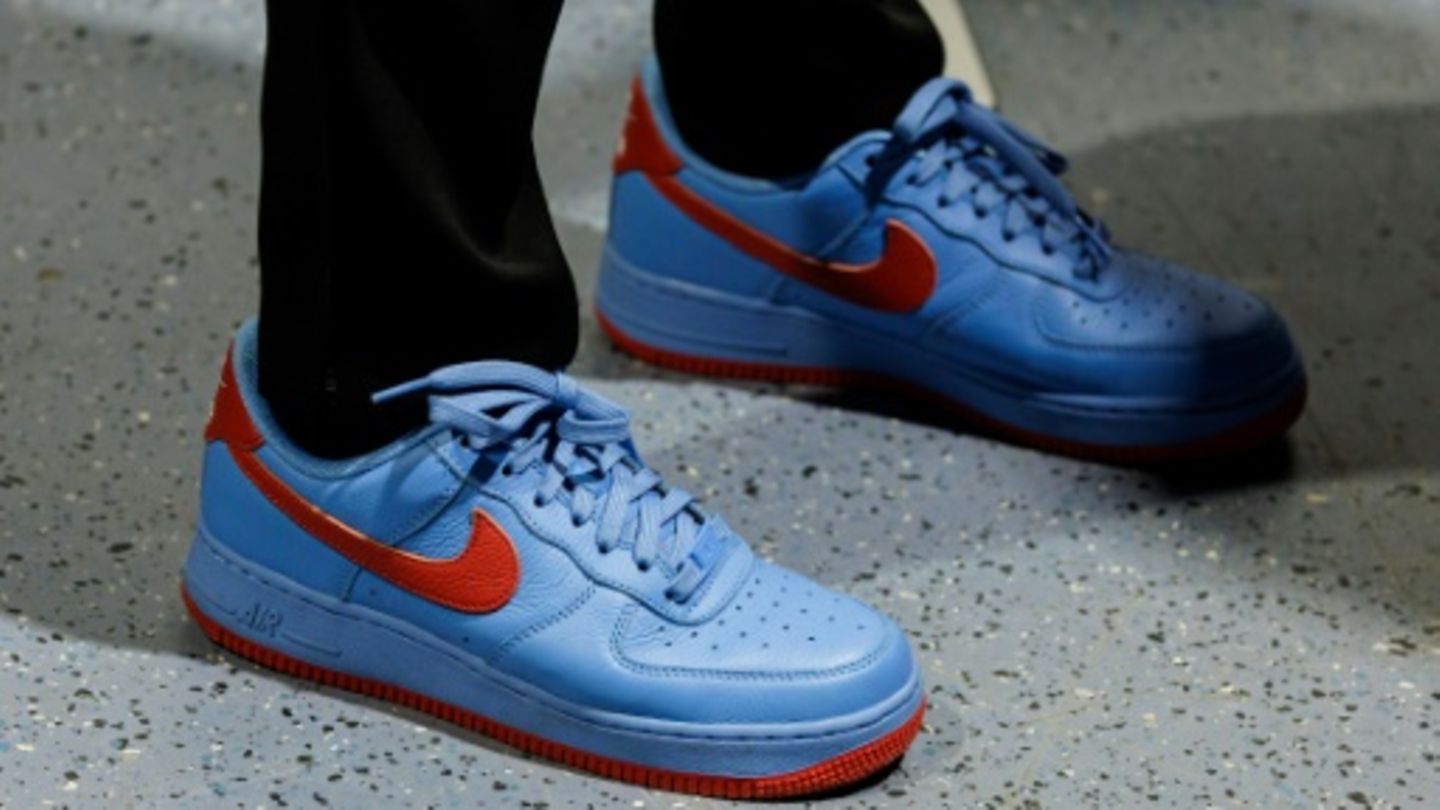 Sneaker in AfD-Farben auf dem Parteitag in Riesa