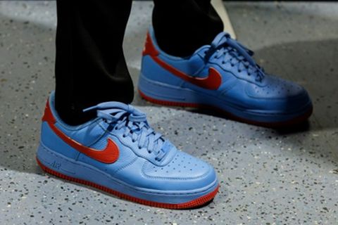 Sneaker in AfD-Farben auf dem Parteitag in Riesa