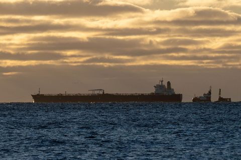 Der Tanker "Eventin" liegt auf einem Ankerplatz vor Sassnitz in der Ostsee