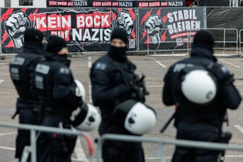 Polizisten sichern AfD-Parteitag in Riesa