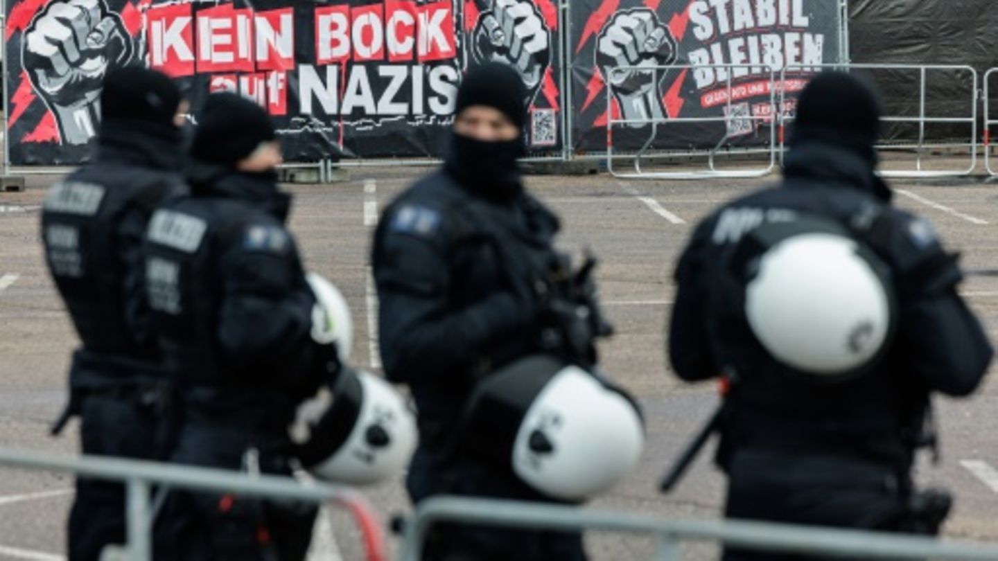 Polizisten sichern AfD-Parteitag in Riesa