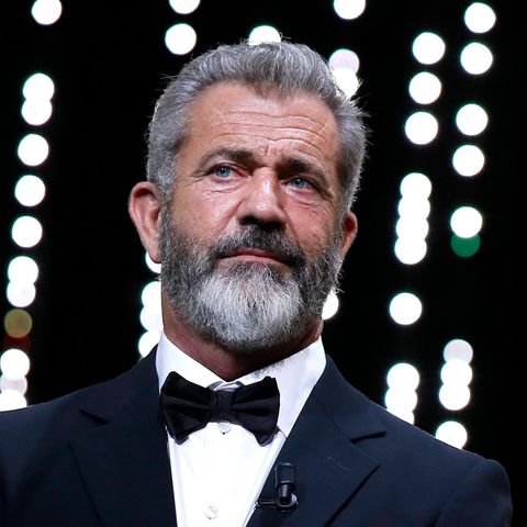 Mel Gibson schaut ernst