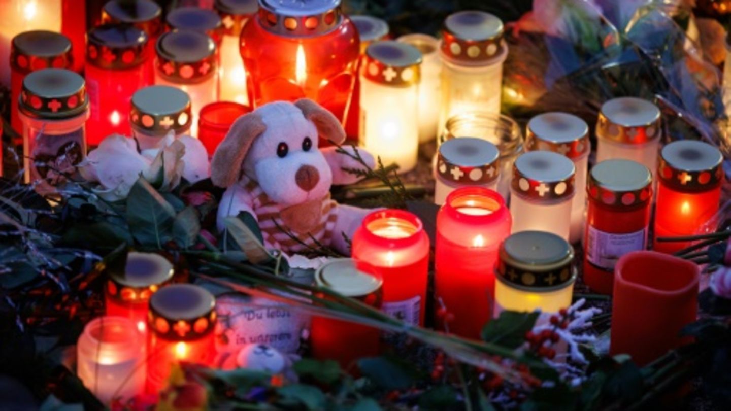 Kerzen, Blumen und Plüschtiere an Anschlagsort