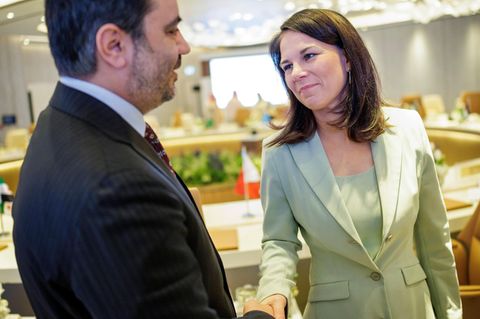 Außenministerin Annalena Baerbock (Grüne) und der syrische Außenminister Asaad Hassan al-Schaibani schütteln sich die Hände