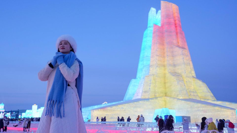 Eisfestival Größtes Eisfestival der Welt lockt tausende Besucher nach China