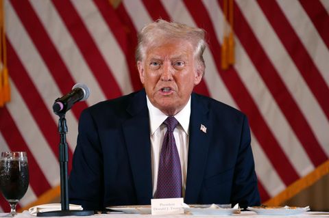 Der designierte US-Präsident Donald Trump spricht während eines Treffens mit republikanischen Gouverneuren in Mar-a-Lago