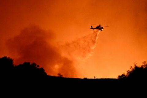 Hubschrauber beim Einsatz gegen das Feuer im Viertel Encino