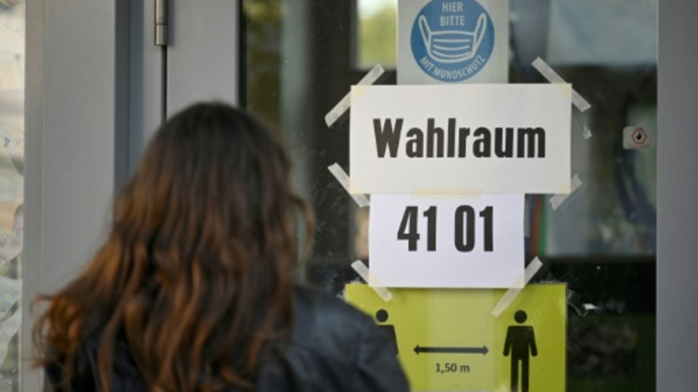 Tür zu einem Wahllokal in Aachen bei der Bundestagswahl 2021