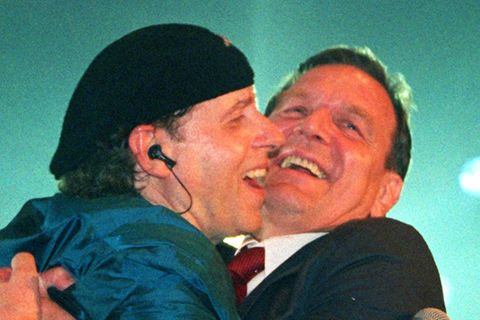 Bei einem Rockkonzert in Niedersachsen 1998 lagen sich Klaus Meine und Gerhard Schröder noch in den Armen
