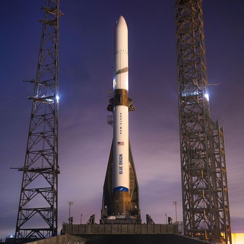 Die Rakete "New Glenn" steht abflugbereit auf der Startrampe in Cape Canaveral