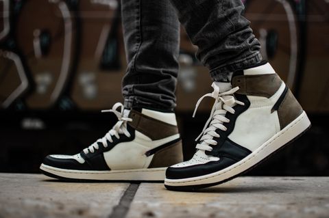 Person trägt High-Top-Sneaker