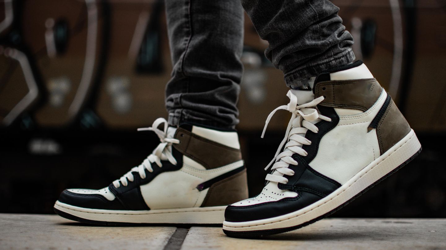 Person trägt High-Top-Sneaker