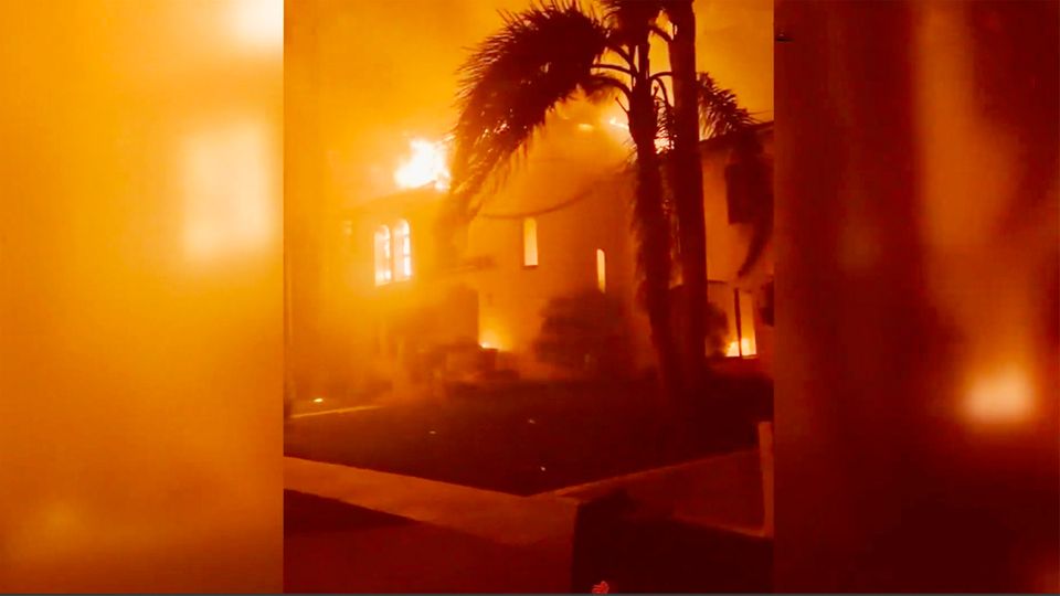 Feuerwehrleute filmen glühendes Inferno in Kalifornien