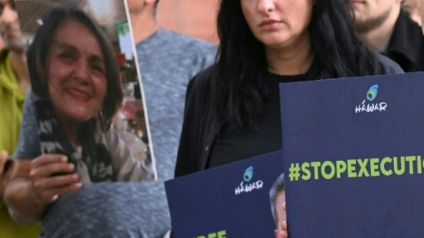 Demonstrantinnen halten ein Foto Taghavis