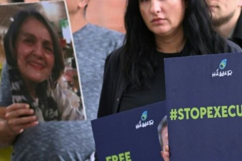Demonstrantinnen halten ein Foto Taghavis