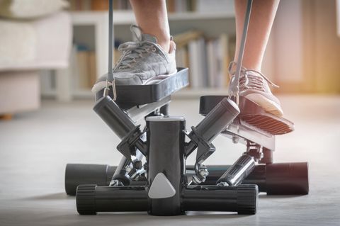 Ein Mensch steht auf einem Stepper.