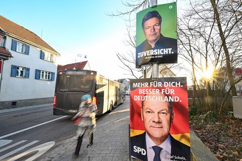 Wahlplakate von Bündnis 90/Die Grünen (oben) und der SPD für die Bundestagswahl 2025 hängen an einem Laternenmast