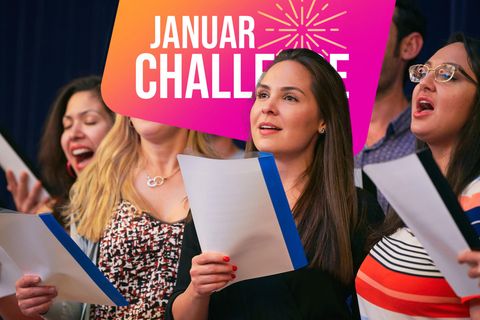 Bebilderung "stern-Januar-Challenge/Neues lernen": Gruppe singender junger Frauen