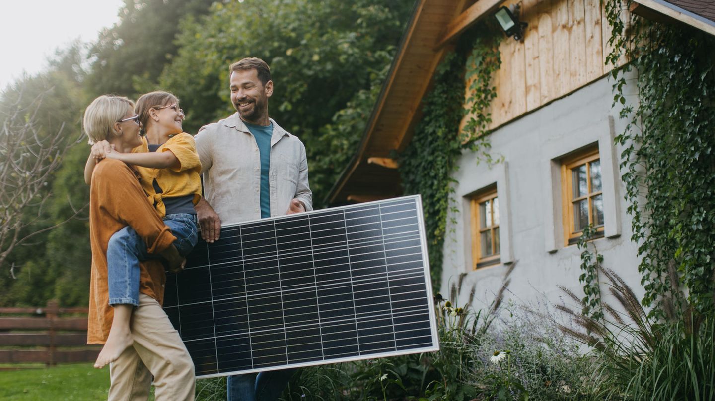 Preiswerte Mini-PV-Anlagen : Lohnen sich Balkonkraftwerke für unter 400 Euro?