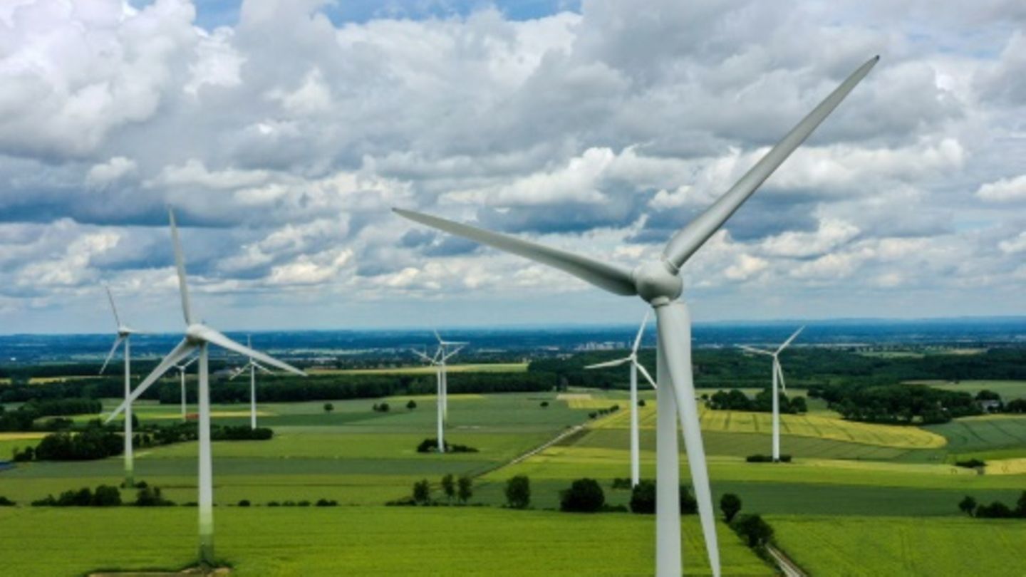 Windräder auf Feldern in Nordrhein-Westfalen