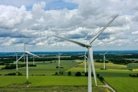 Windräder auf Feldern in Nordrhein-Westfalen