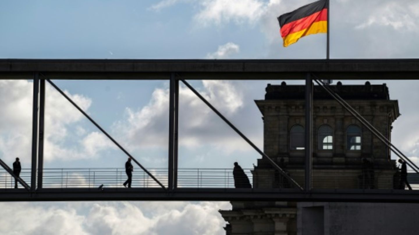 Deutsche Flagge am Bundestag