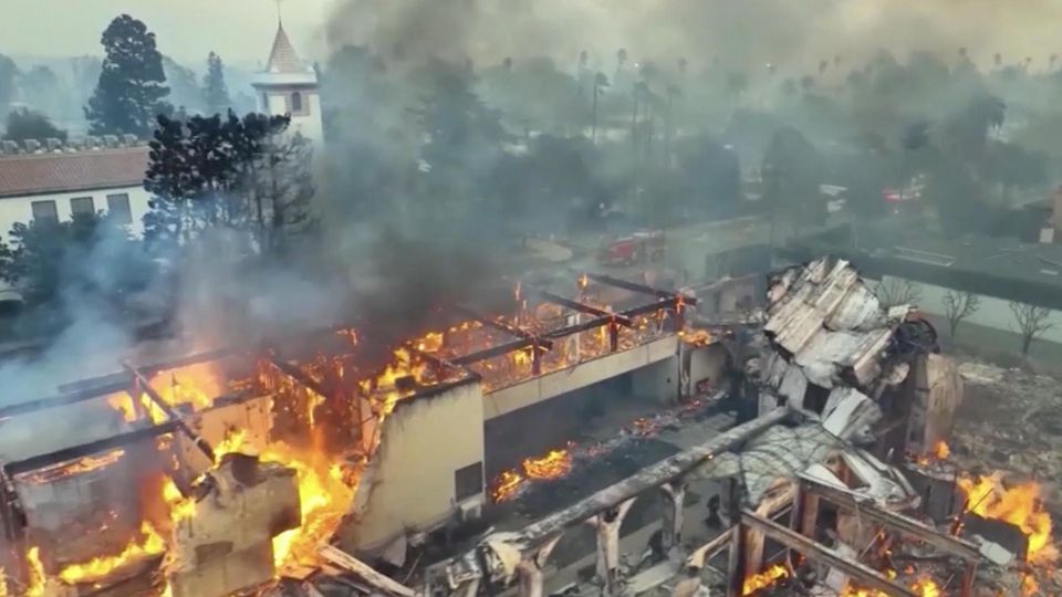 Los Angeles: Wie Promis die Feuerkatastrophe mitverschuldet haben könnten Bereits etliche Bewohner mussten ihre Häuser verlassen. Viele Promis helfen nun. Wieso einige von ihnen an dem Ausmaß der Katastrophe aber auch Mitschuld haben, sehen Sie im Video.