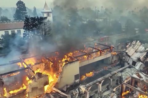 Bereits etliche Bewohner mussten ihre Häuser verlassen. Viele Promis helfen nun. Wieso einige von ihnen an dem Ausmaß der Katastrophe aber auch Mitschuld haben, sehen Sie im Video.