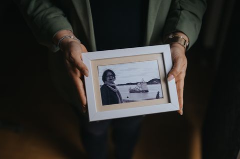 Mariam Claren hält ein gerahmtes Bild ihrer Mutter Nahid Taghavi