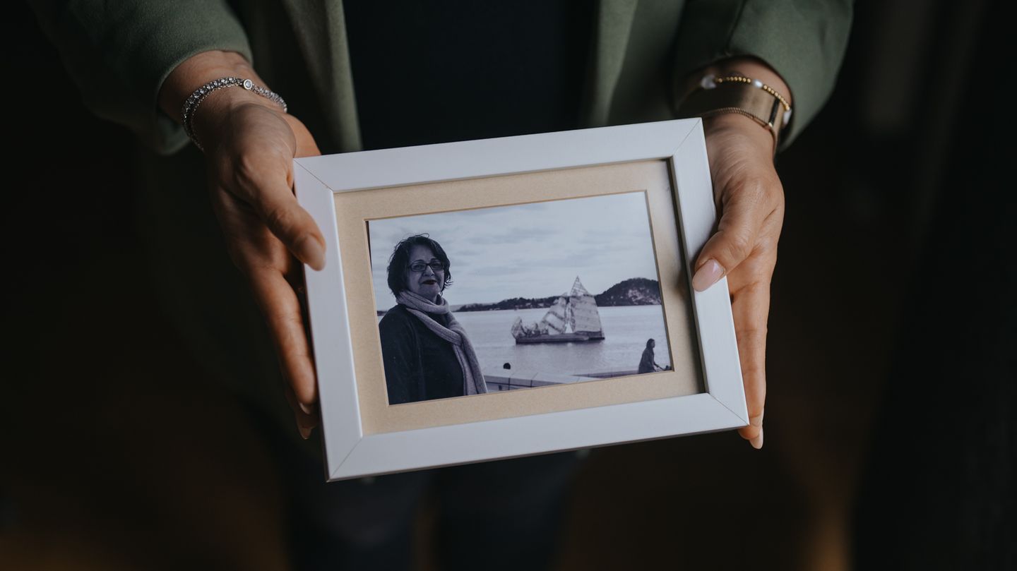Mariam Claren hält ein gerahmtes Bild ihrer Mutter Nahid Taghavi