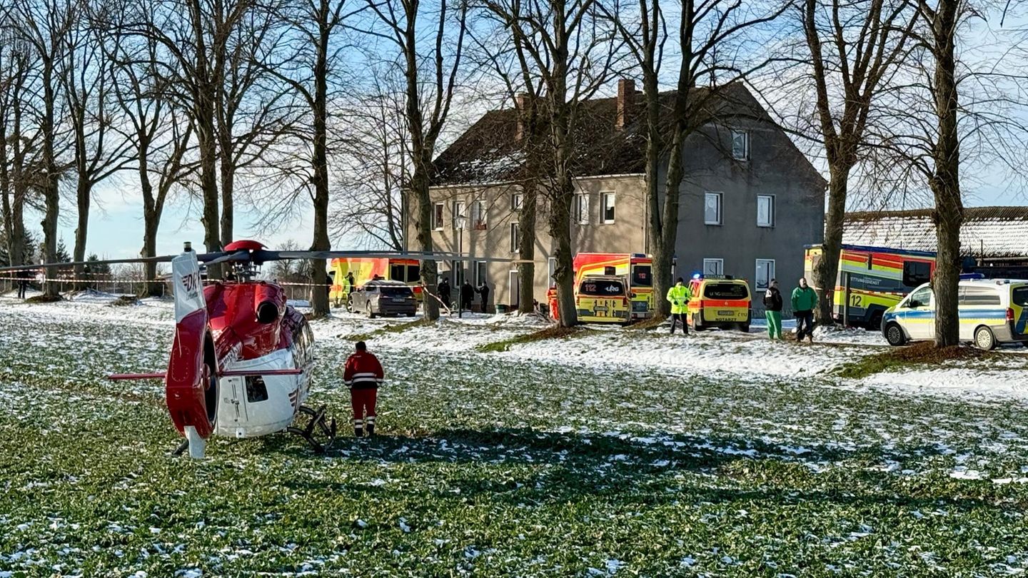 Einsatzkräfte und ein Rettungshubschrauber sind nach einer Stichwaffen-Attacke in Casekow in Brandenburg im Einsatz