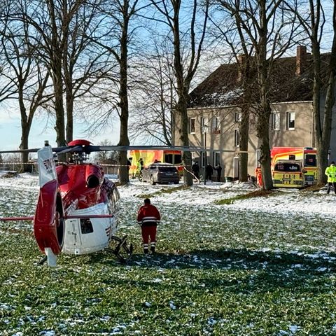 Einsatzkräfte und ein Rettungshubschrauber sind nach einer Stichwaffen-Attacke in Casekow in Brandenburg im Einsatz