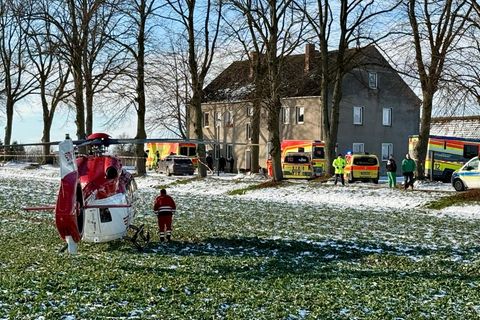 Einsatzkräfte und ein Rettungshubschrauber sind nach einer Stichwaffen-Attacke in Casekow in Brandenburg im Einsatz