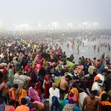 Gläubige sammeln sich am Sangam