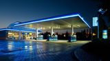 Eine Aral-Tankstelle bei Nacht